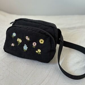 BAGGU Embroidered Fanny Pack in Black Ditsy Floral